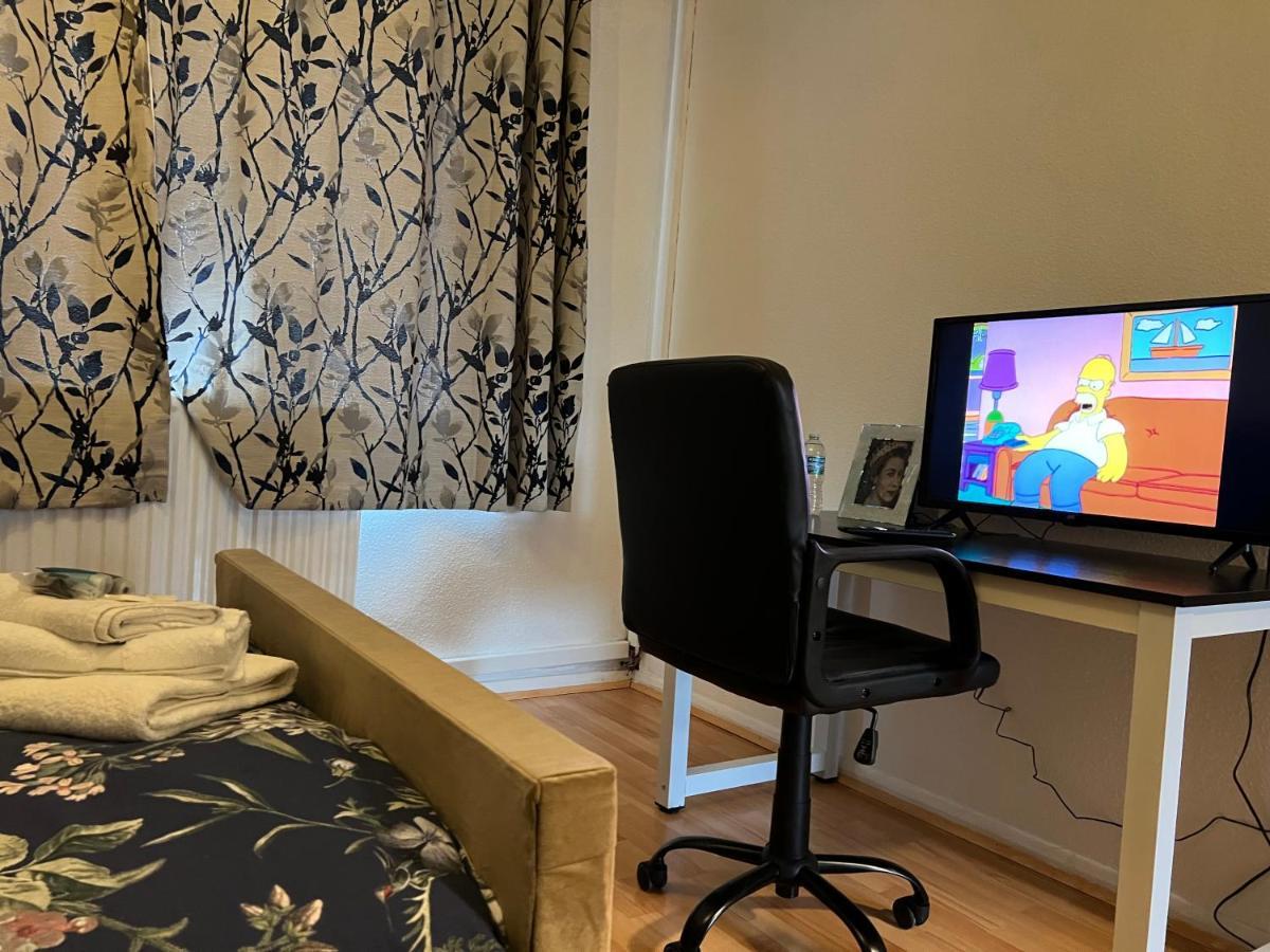 Park View Serviced Apartment - Next To Northolt Tube Station - Near Central London & Wembley Exterior foto